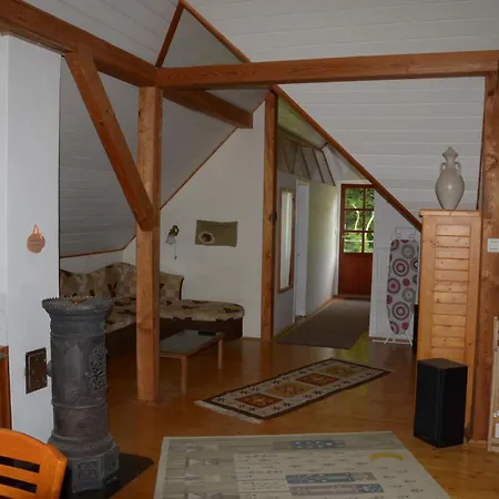 Gyoengy Apartment *